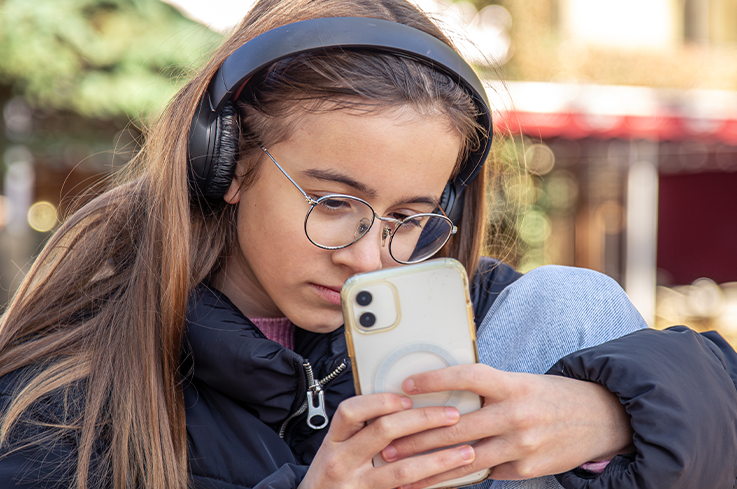 Telas na infância: como o filtro de luz azul pode  proteger a visão das crianças.
