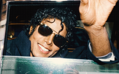 OS ÓCULOS ICÔNICOS DO REI DO POP: CONHEÇA O ESTILO QUE MARCOU GERAÇÕES